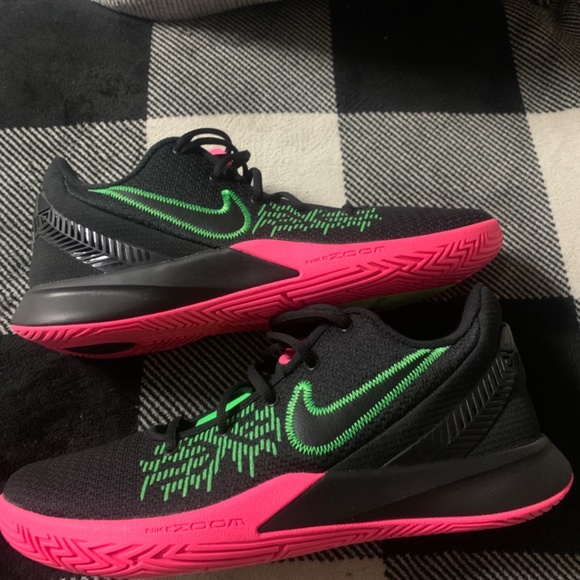 Kyrie Flytrap 2 Hyperpink - Picture 3 of 3